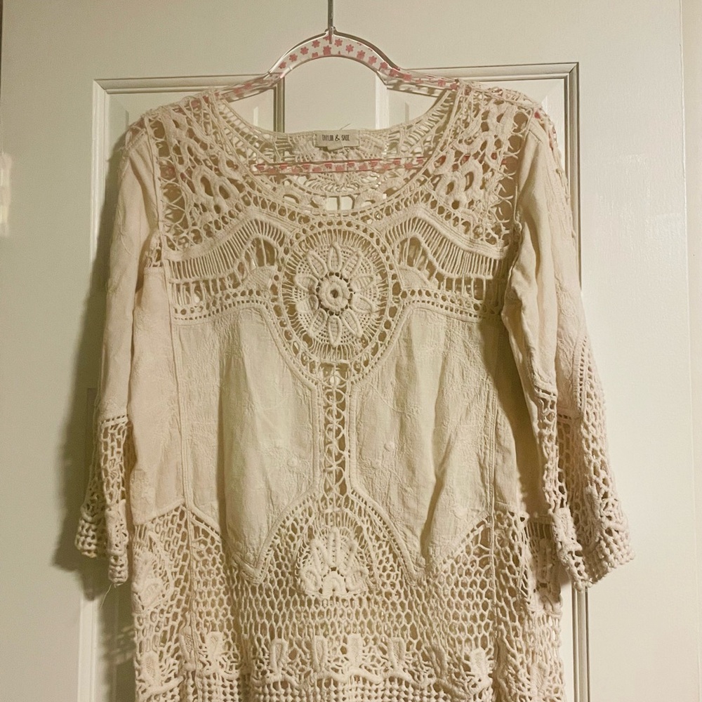 Taylor & Sage-Ivory Lace Crochet Top, size medium